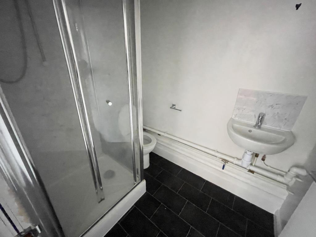 Lot: 120 - ONE-BEDROOM GARDEN FLAT AND NINE LETTING ROOMS - Flat 2 shower room